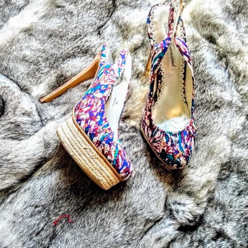 Super cute platform heels!